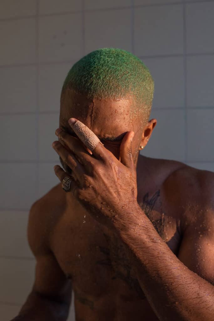 Frank, in the shower (2015). Image courtesy of the artist, David Zwirner, New York / Hong Kong, Galerie Buchholz, Berlin / Cologne, Maureen Paley, London