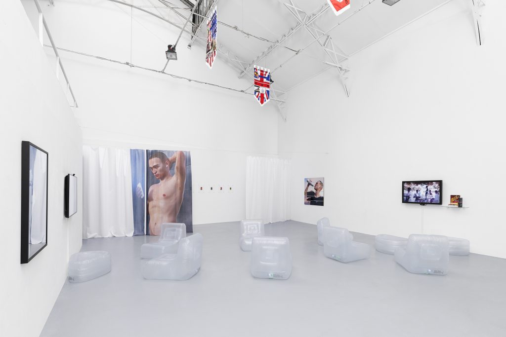 FAD MAGAZINE Ben Elliot, Influencers, 2019. Exhibition view, Galerie Hussenot, Paris, France. Courtesy the artist and Galerie Hussenot. 