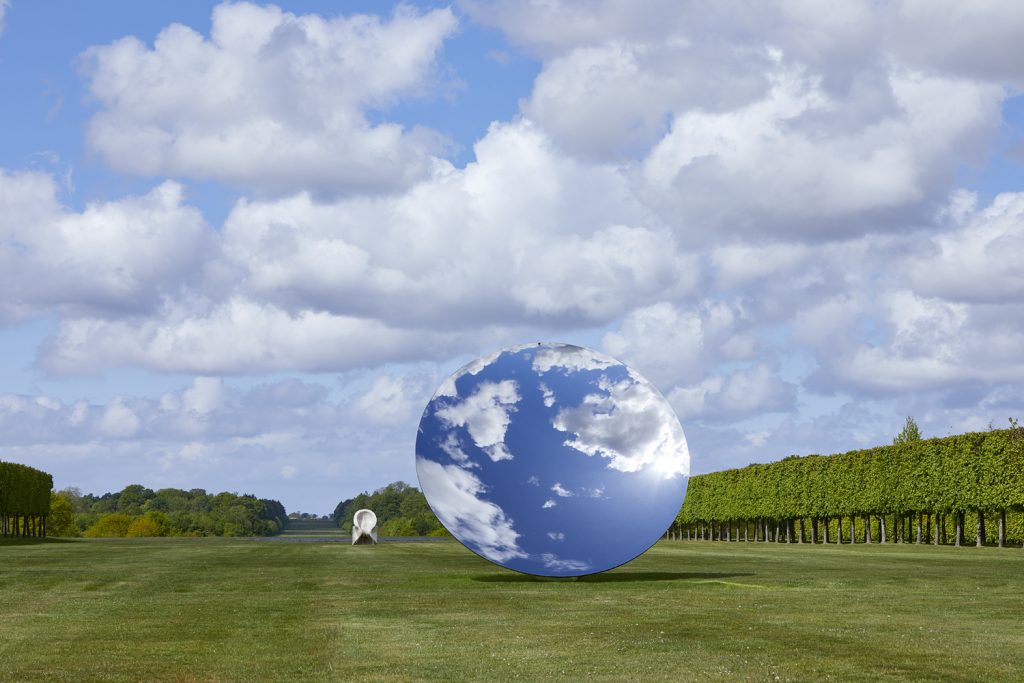 FAD MAGAZINE Anish Kapoor, Sky Mirror, 2018 and Eight Eight, 2004 (behind) © the artist and Lisson Gallery
