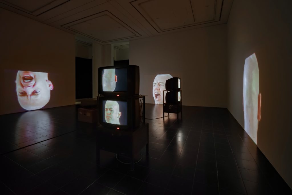 Bruce Nauman   Anthro / Socio (Rinde Spinning) 1992  Colour, sound, six video-disc, NTSC, loop  Dimensions variable © Hamburger Kunsthalle / bpk © VG Bild-Kunst, Bonn, photo: Kay Riechers to: Christoph Irrgang   © ARS, NY and DACS, London 2020  FAD magazine 