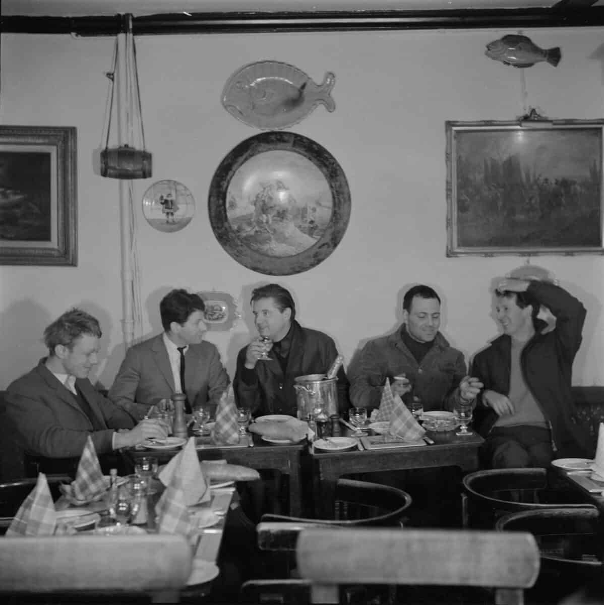 Group portrait of painters (left to right) Timothy Behrens, Lucian Freud, Francis Bacon, Frank Auerbach and Michael Andrews at Wheelers Restaurant in Soho, London, 1963 © John Deakin / John Deakin Archive / Bridgeman Images