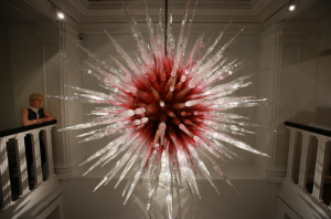 Cranberry-spire-chandelier_Dale_Chihuly