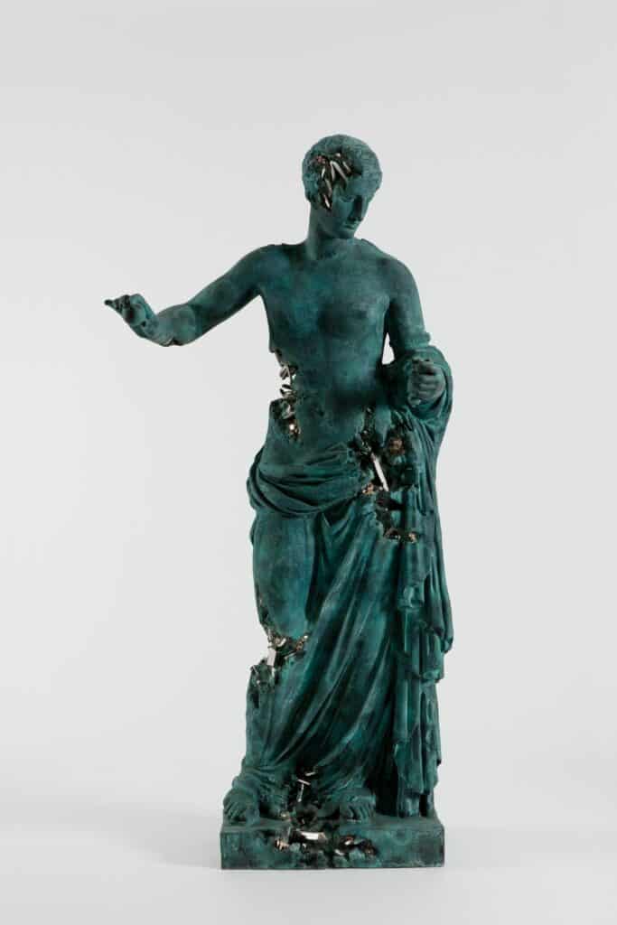 Daniel-Arsham-Bronze-Eroded-Venus-of-Arles-Large-2022.-Courtesy-Perrotin-Gallery-and-Arsham-Studio.-Photo-Guillaume-Ziccarreli