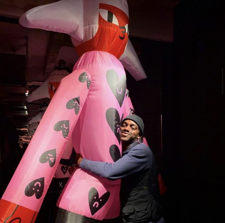 Artist produces giant inflatable eye sculpture. - FAD Magazine