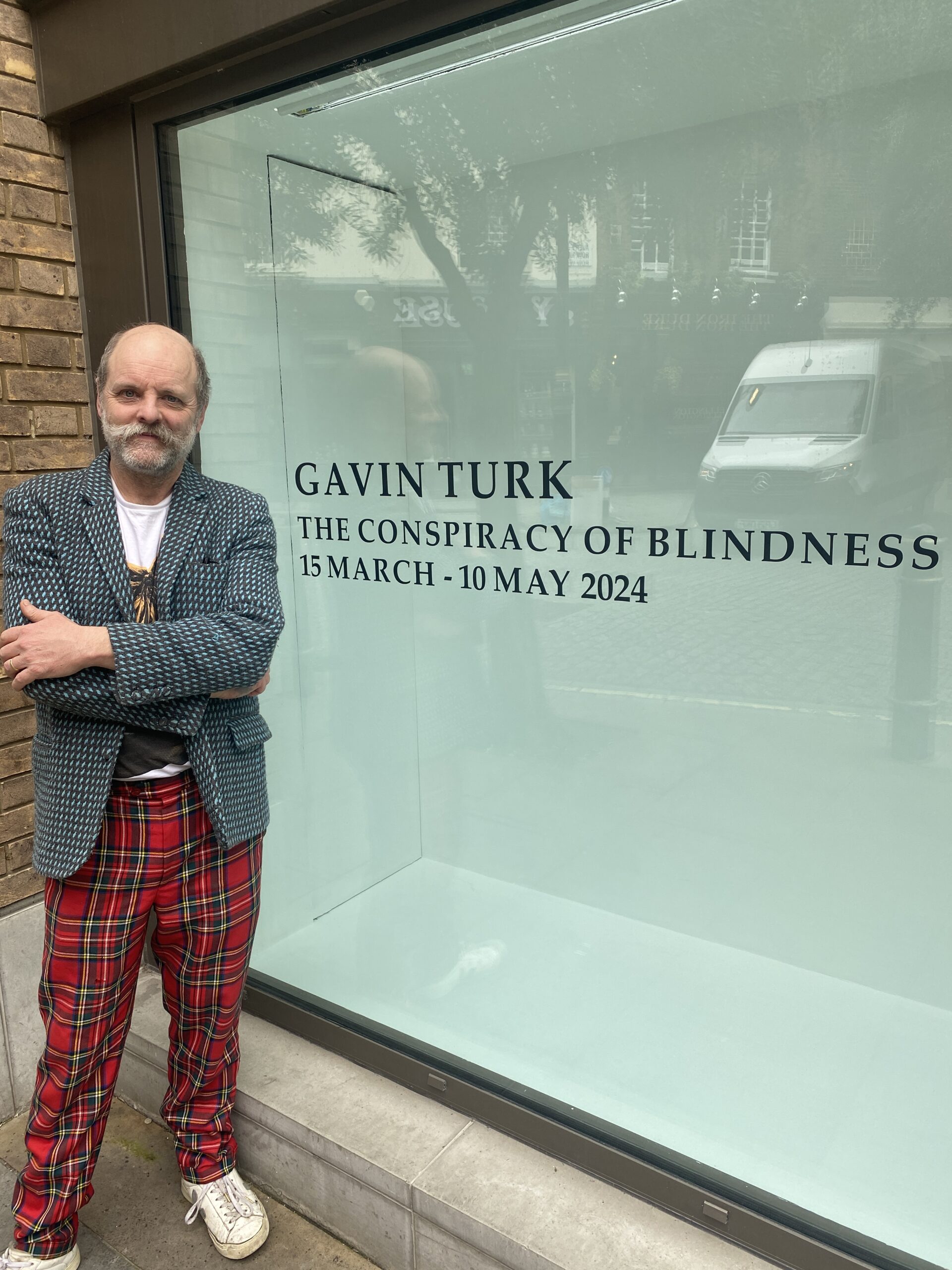 Gavin Turk, çağdaş toplumun 'körlük komplosu'nu anlattı
