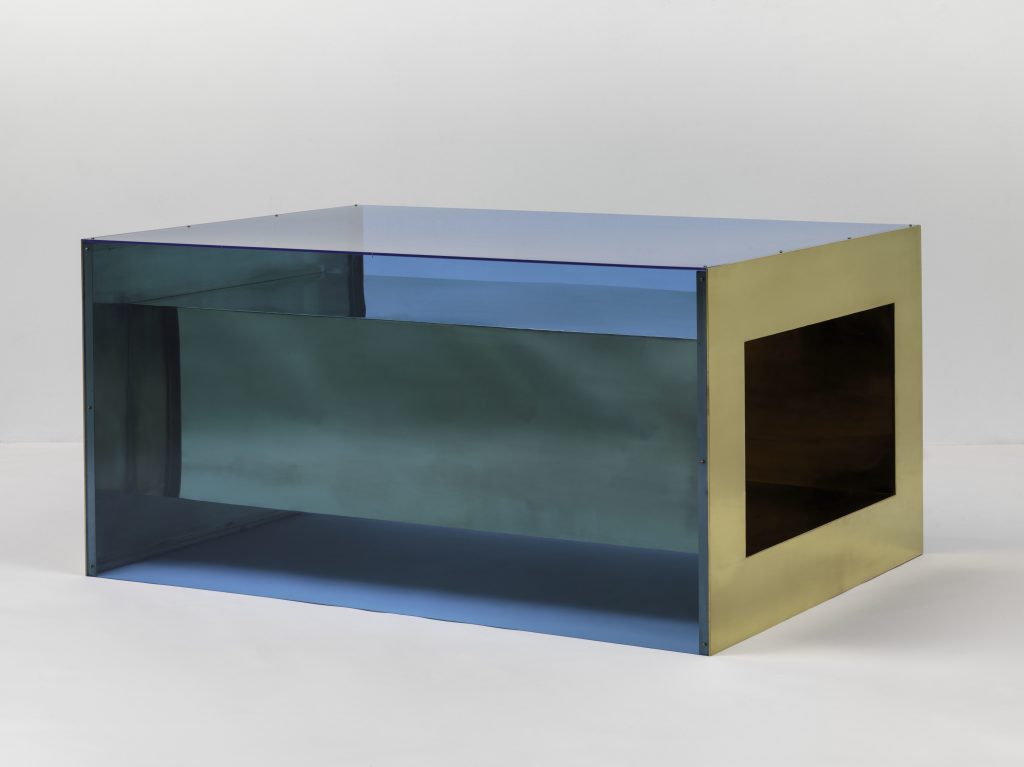 Donald Judd. Untitled. 1973. Brass and blue Plexiglas, 33 × 68 × 48? (83.8 × 172.7 × 121.9 cm). Solomon R. Guggenheim Museum, New York, Panza Collection, 1991 © 2020 Judd Foundation / Artists Rights Society (ARS), New York FAD MAGAZINE