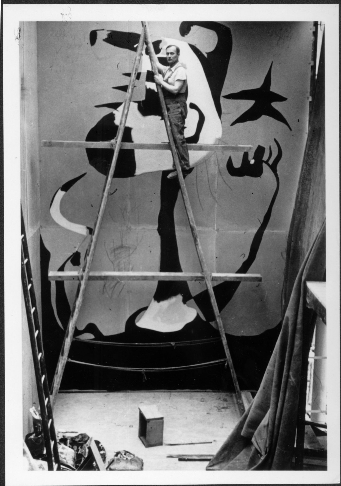 Joan Miró painting El Segador (The Reaper), 1937. © Successió Miró, 2016. Successió Miró Archives. 