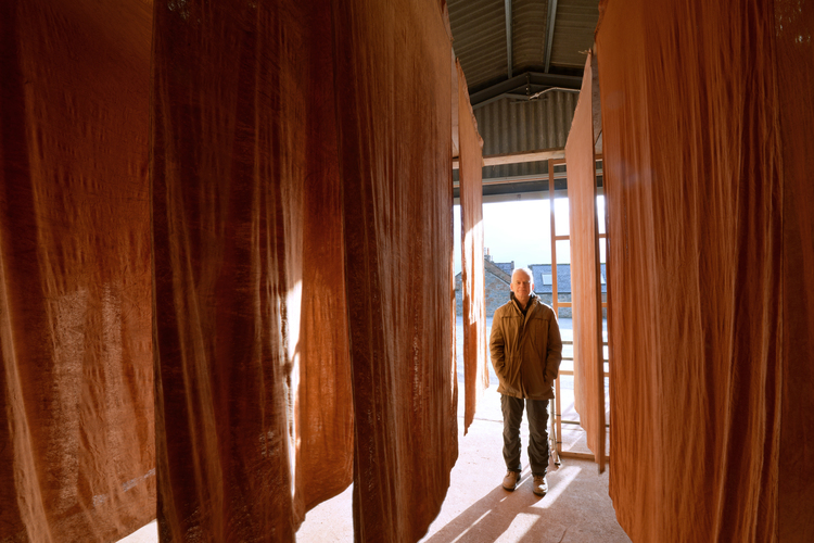 Andy Goldsworthy with Red Flags, 2020 (in progress).© Andy Goldsworthy Courtesy Galerie Lelong & Co., New York FAD MAGAZINE