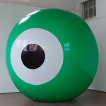 L'artiste produit une sculpture d'oeil gonflable géante.  MAGAZINE FAD