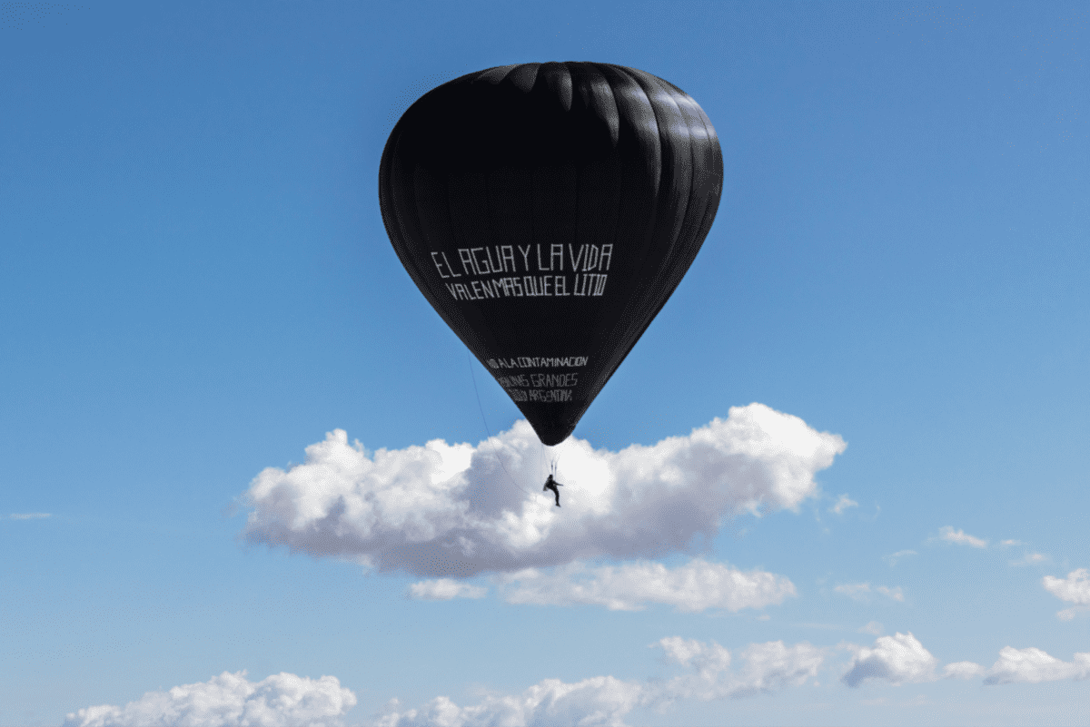 On the 25th of January 2020, 32 world records, recognised by FAI were set by Aerocene with Leticia Noemi Marques, flying with the message “Water and Life are Worth More than Lithium” written with the communities of Salinas Grandes and Laguna de Guayatayoc, Jujuy, Argentina. This marks the most sustainable flight in human history. Fly with Aerocene Pacha, a project by Tomás Saraceno for an Aerocene era, was produced by the Aerocene Foundation and Studio Tomás Saraceno. Supported by Connect, BTS, curated by DaeHyung Lee