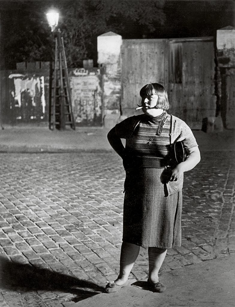 Streetwalker near Place d Italie 1932 c Estate Brassai Succession Paris - kopie