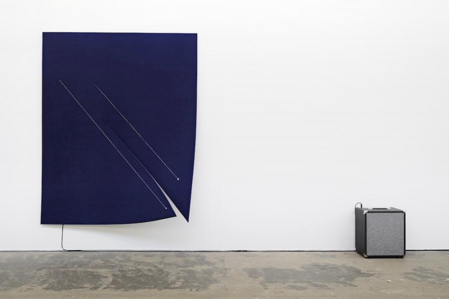 Naama Tsabar, Work On Felt (Variation 11), Dark Blue, 2016, Ausstellungsansicht Kunsthaus Baselland 2018, Foto: Serge Hasenböhler