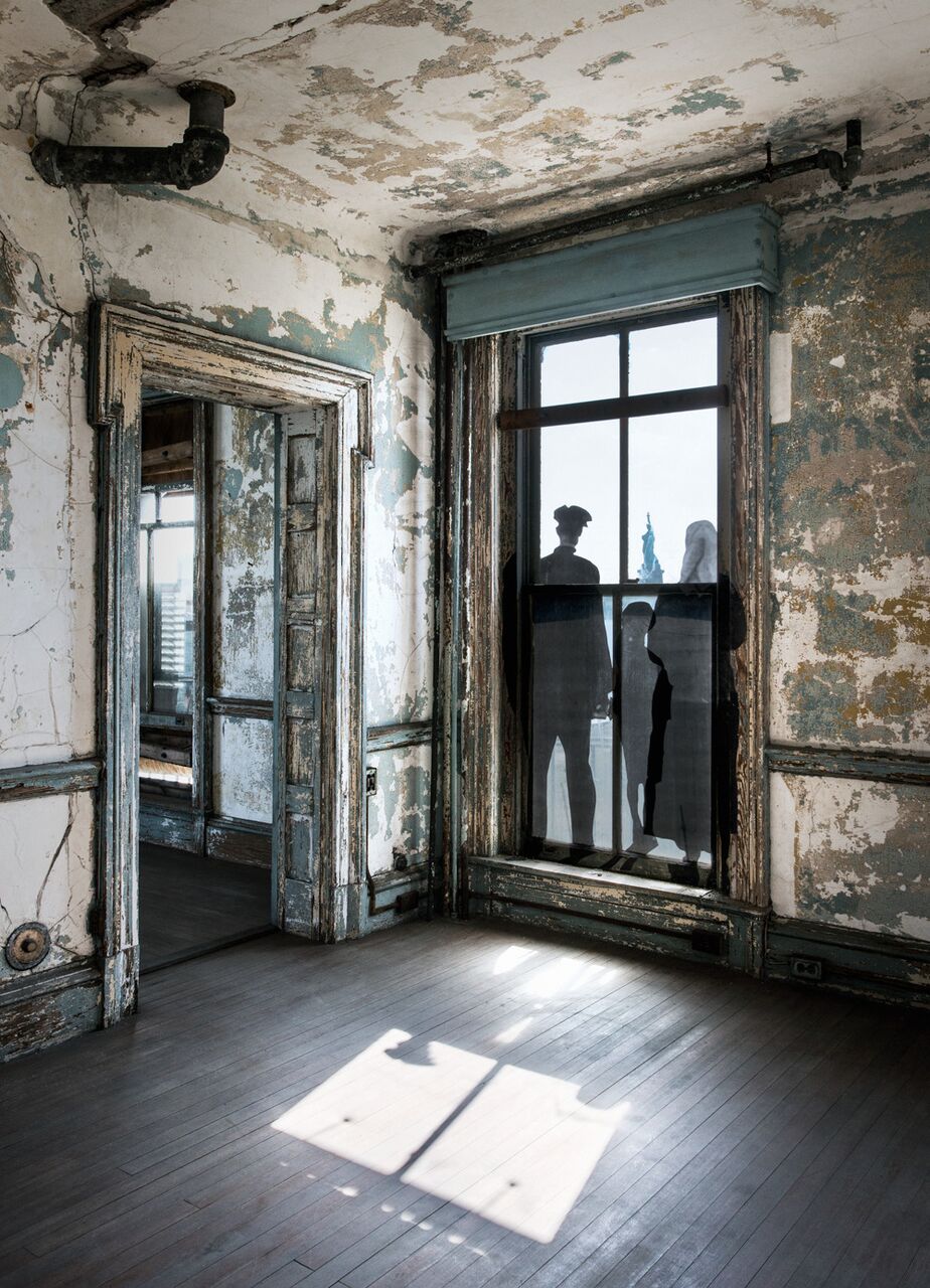 Unframed, An immigrant family views the Statue of Liberty from the Ellis Island Immigration Station dock revu par JR, courtesy of National Park Service, Statue of Liberty National Monument, U.S.A, 2014 FAD MAGAZINE