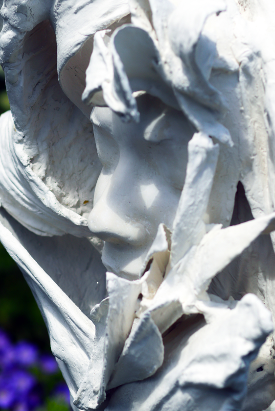 Quantum artist, Jasmine Pradissitto creates sculpture ' Flower Girl' that cleans the air.