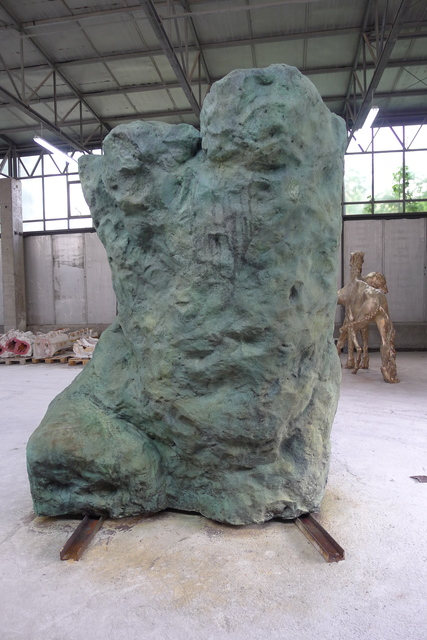 WILLIAM TUCKER Meru, 2015 Bronze 92 9/10 × 84 3/5 × 78 7/10 in 236 × 215 × 200 cm