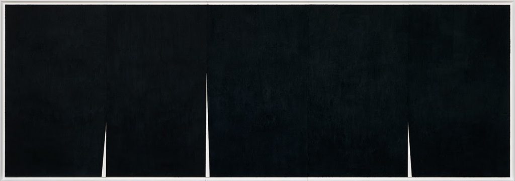 Richard Serra, Quadruple Rift, 2017, paintstick on handmade Japanese paper, 9 feet 2 inches × 26 feet 10 inches (2.79 × 8.17 m) © Richard Serra/DACS, London, 2018. Photo by Rob McKeever. Courtesy the artist. The Menil Collection, Houston. Purchased with funds provided by Louisa Stude Sarofim