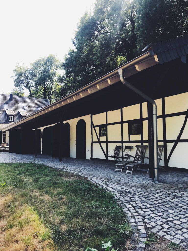 The Farmhouse: ARTPIQ Summerhouse in Düsseldorf, Germany 
