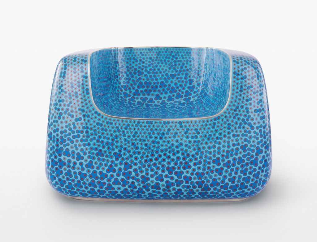  MARC NEWSON MARC NEWSON February 13–March 15, 2020 13. Februar – 15. März 2020 Tarmak 22, Gstaad Saanen Airport, Oeystrasse 29, Switzerland / Schweiz Marc Newson, Cloisonné Blue Chair, 2017, cloisonné enamel and copper, 26 1/8 × 40 1/4 × 37 1/4 inches (66.5 × 102.1 × 94.6 cm) © Marc Newson FAD MAGAZINE