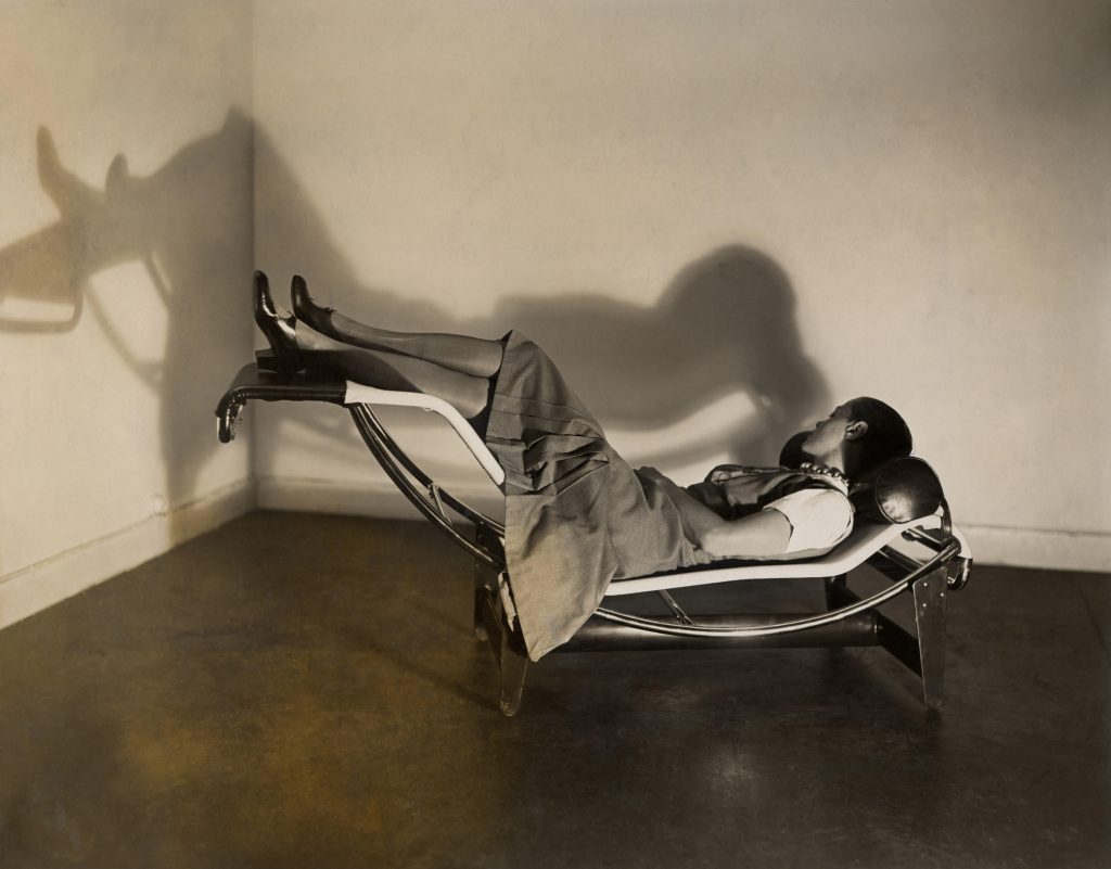 Charlotte Perriand sur la « Chaise longue basculante, B306 », (1928-1929) – Le Corbusier, P. Jeanneret, C. Perriand, vers 1928 © F.L.C. / ADAGP, FAD MAGAZINEParis 2019 © ADAGP, Paris 2019 © AChP