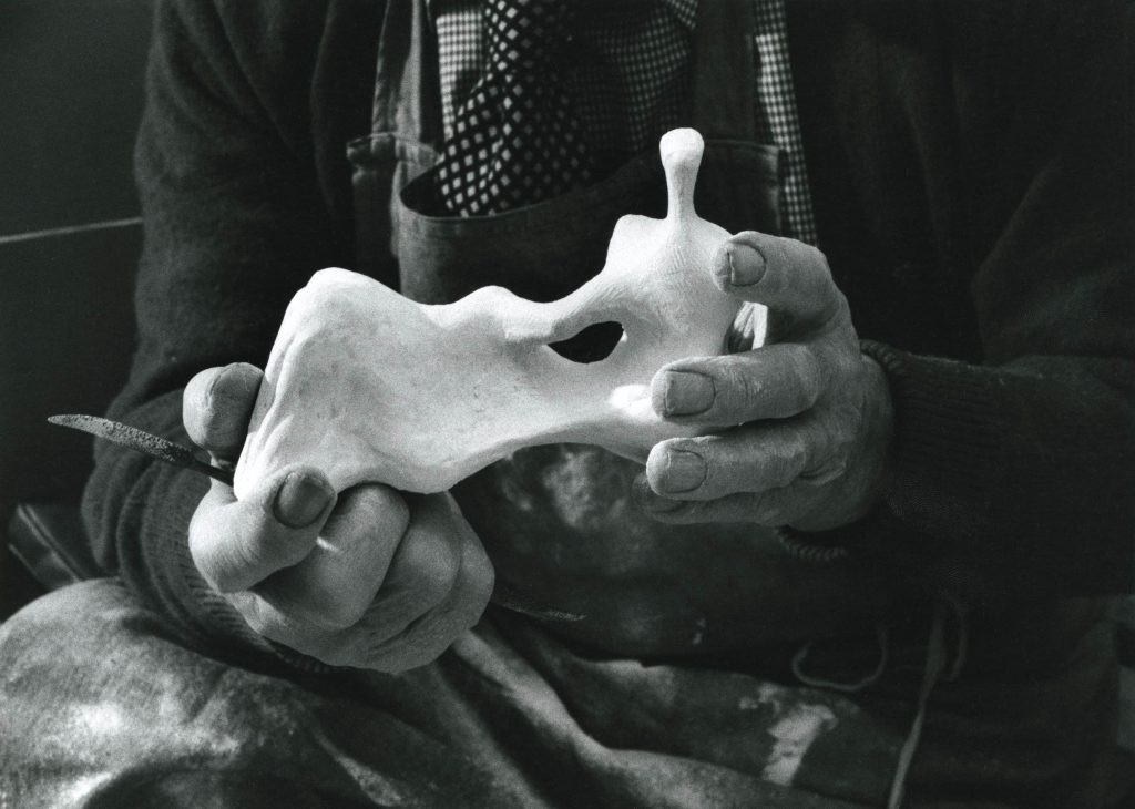 Moore holding the plaster maquette for Reclining Figure: Hand 1976, (LH 707) Photo: Henry Moore Archive