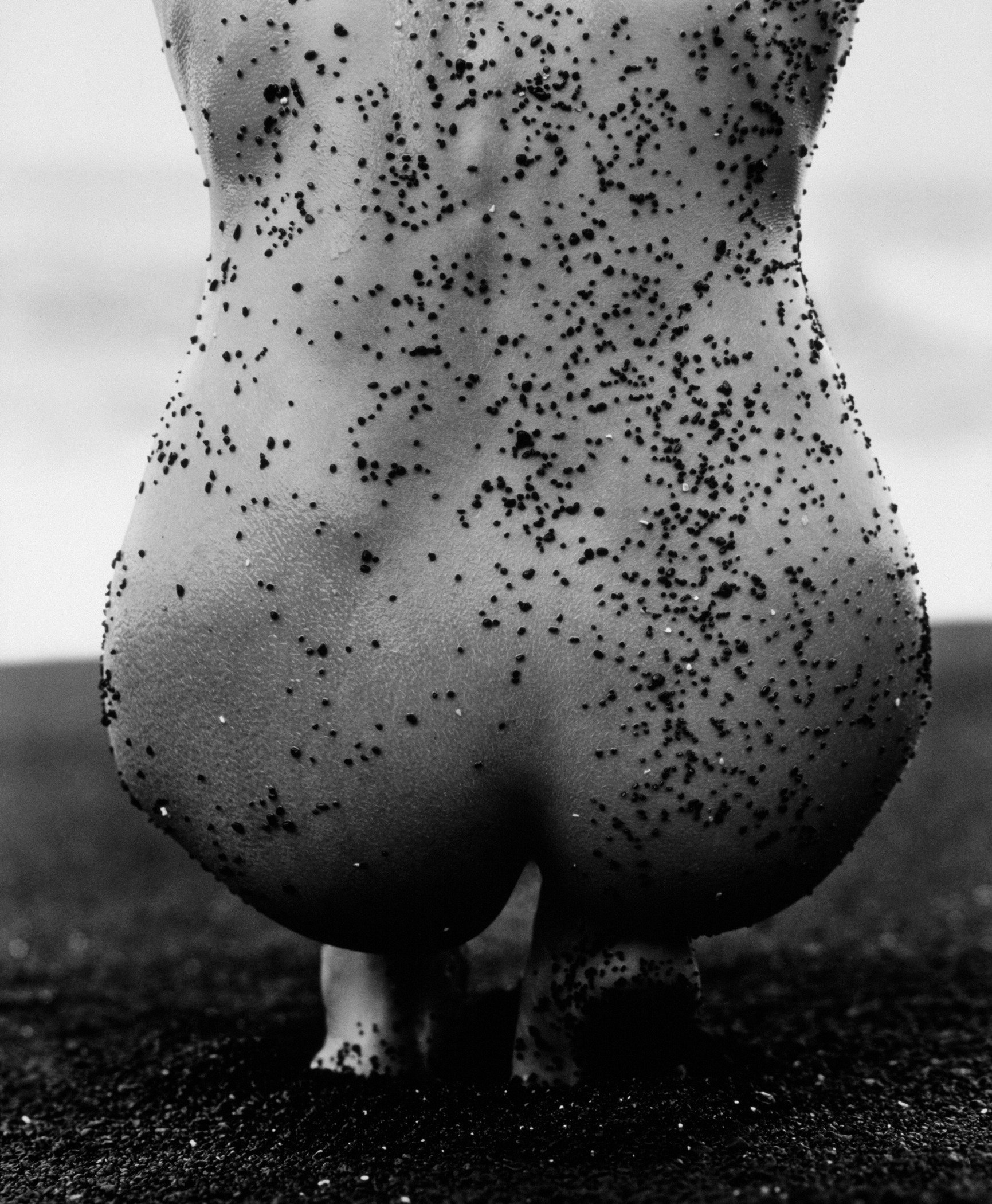 © HERB RITTS, Female Nude with Black Sand, Hawaii, 1989, Courtesy of Edwynn Houk Gallery (New York & Zurich)